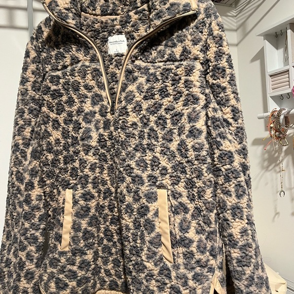 Abercrombie & Fitch Animal Print  Half Zip Sherpa SMALL - Picture 3 of 8